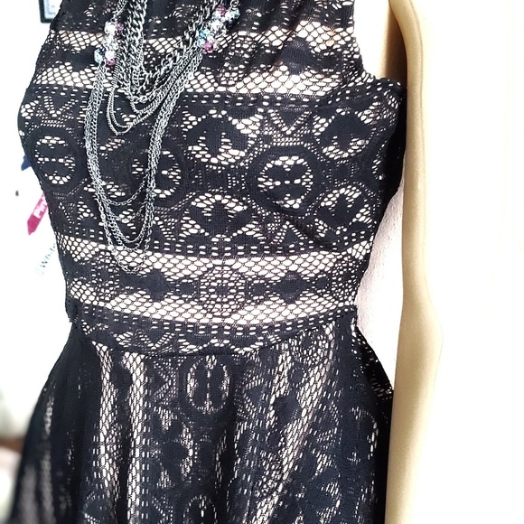 BCBG MAXAZRIA BLACK LACE CIRCLE PEPLUM SLVLS TOP - Picture 4 of 7